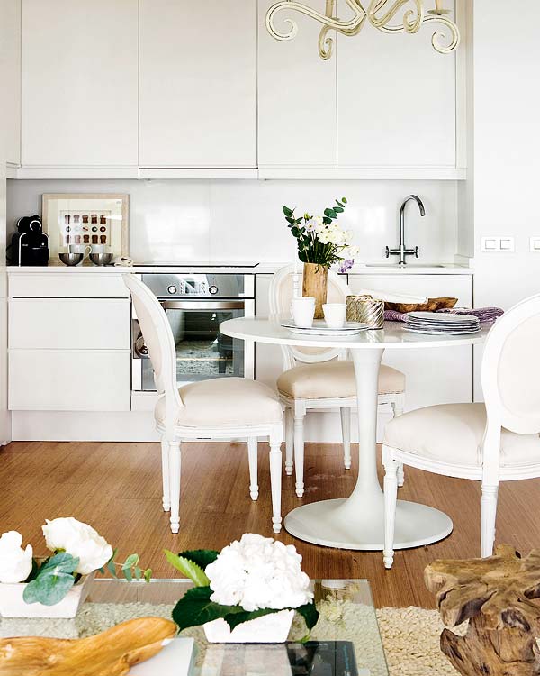 Alt tag for under-600-square-feet-spain-apartment-kitchen-COCOCOZY