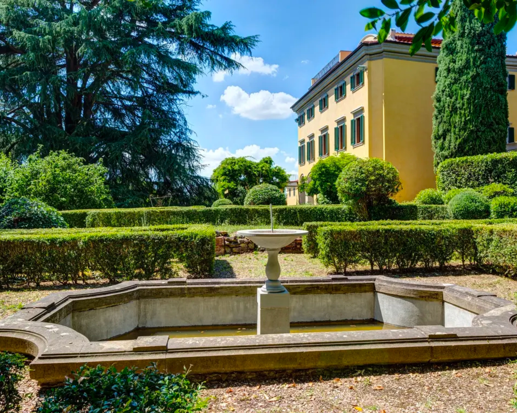 Alt tag for hedge-maze-and-fountain-italian-villa-cococozy