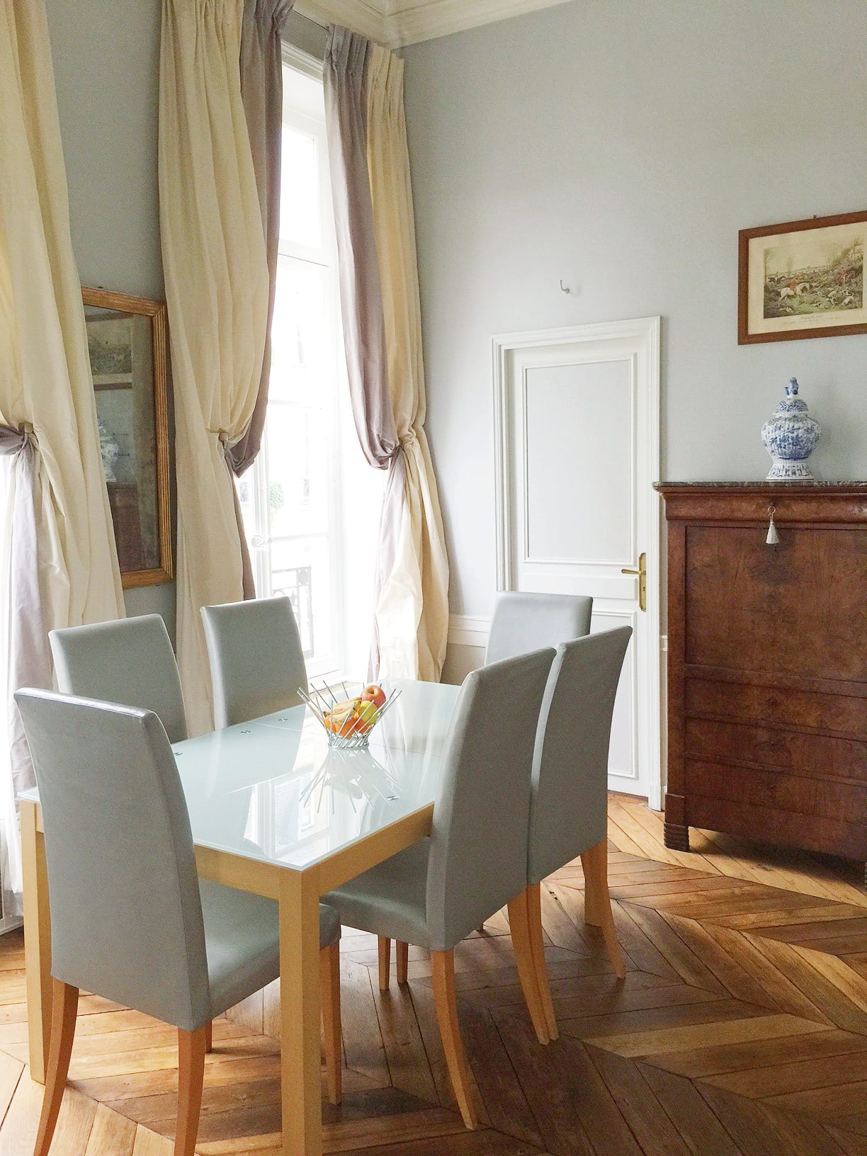 paris-apartment-dining-room-cococozy