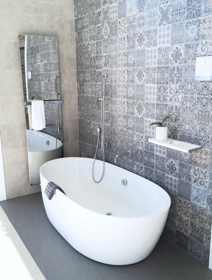 freestanding bathtub cococozy Posrcelanosa blue grey tile wall