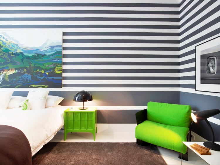 kids-bedroom-striped-walls-grey-white-green