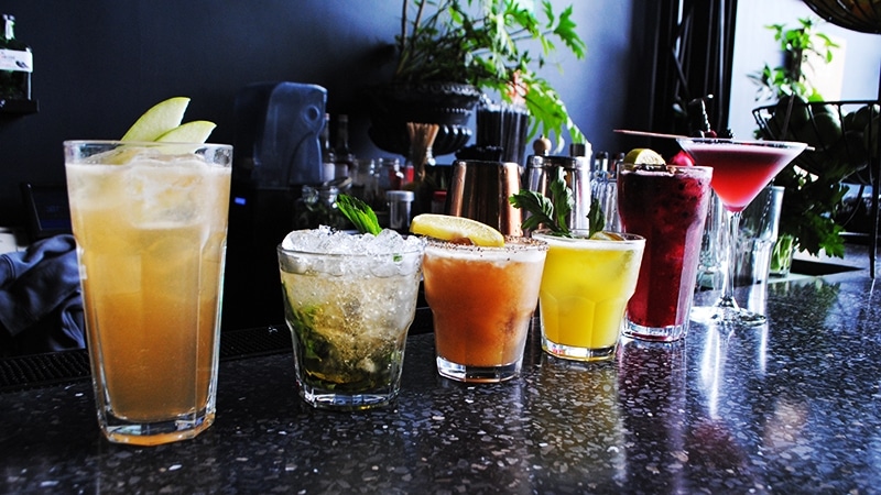 drinks-cocktails-bar-black-counter-romita-comedor-mexico-cococozy