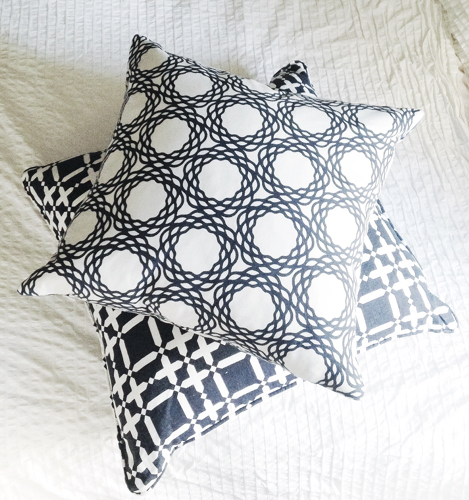 cococozy-oxford-pillow-navy-blue-white-pattern