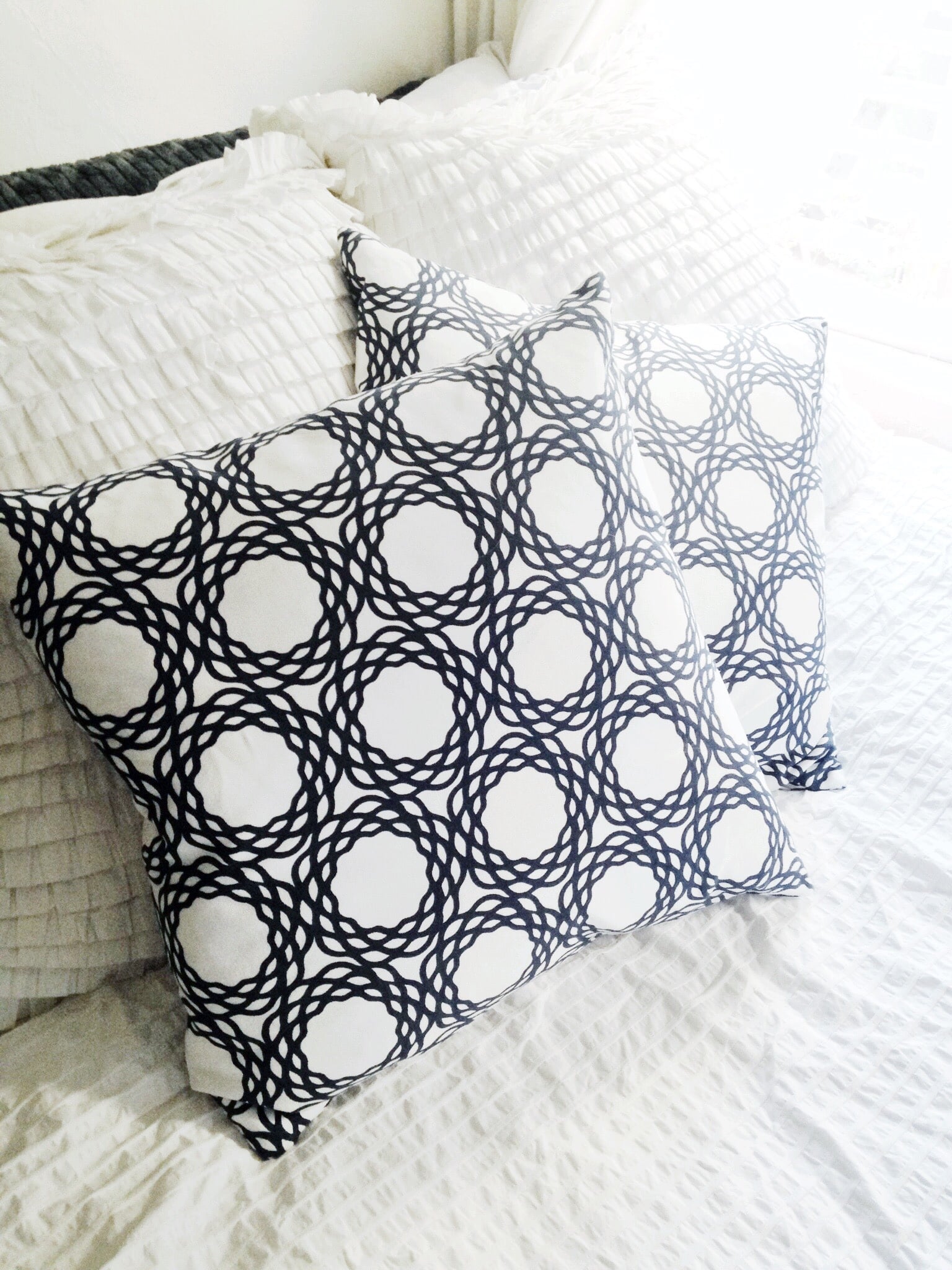 cococozy-oxford-pillow-navy-white-geometric-pattern-print