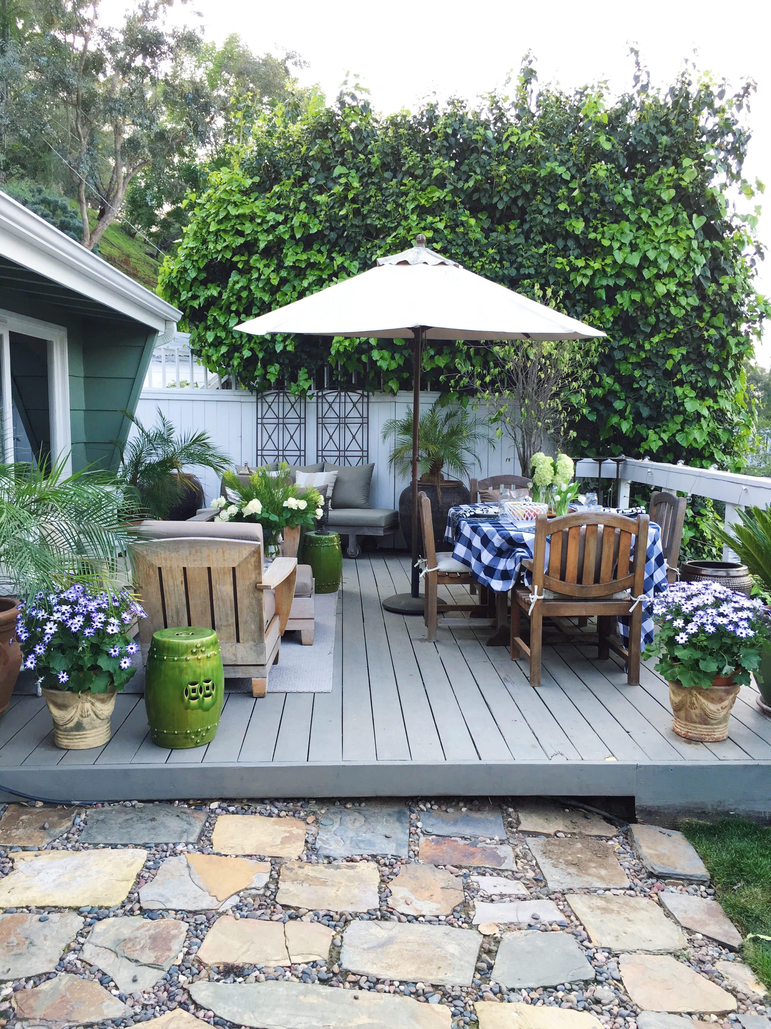 Outdoor deck decor Hollywood Hills garden living room