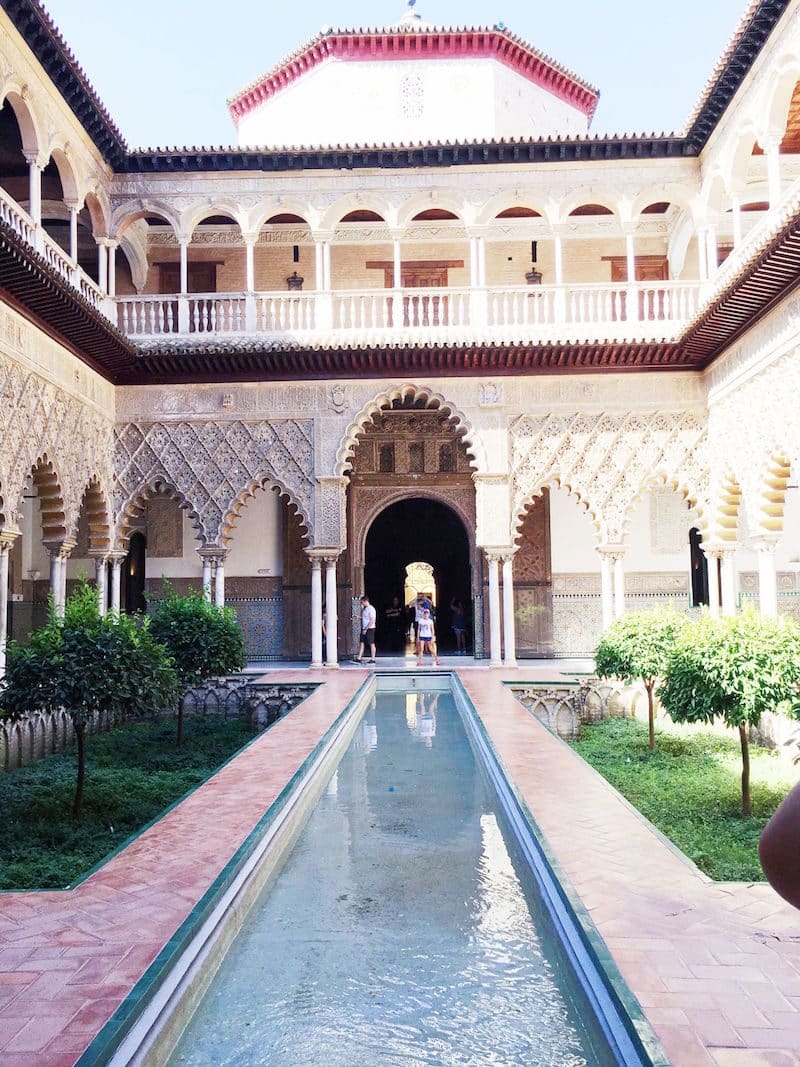alcazar de sevilla spanish courtyard