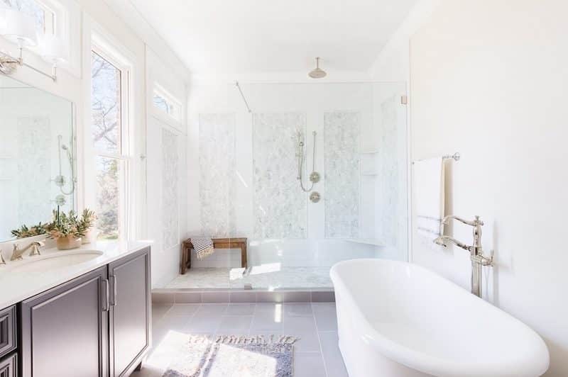 White + Mosaic Marble Bathroom COCOCOZY