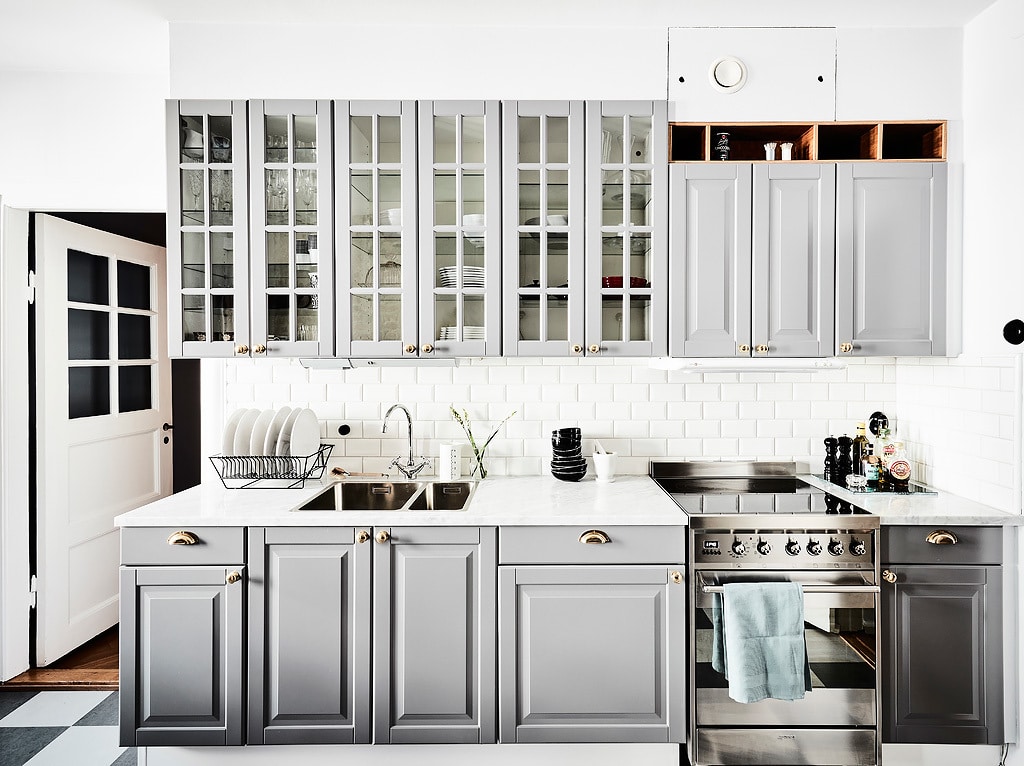 Alt tag for small-eat-in-kitchen-design-grey-cabinets-glass-fronts-brass-pulls-knobs-cococozy-entrance