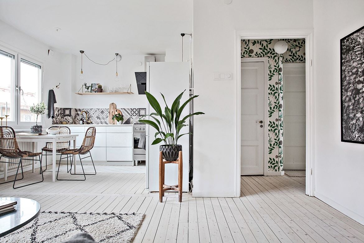 Alt tag for foyer-foilage-wallpaper-living-room-cococozy-planetedeco