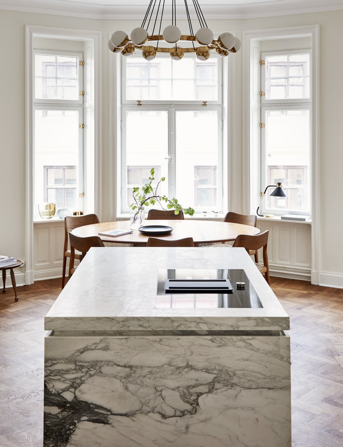 Alt tag for Dreamy_Neutral_Apartment_Joanna_Laven_Kitchen_Dining_Room_Windows