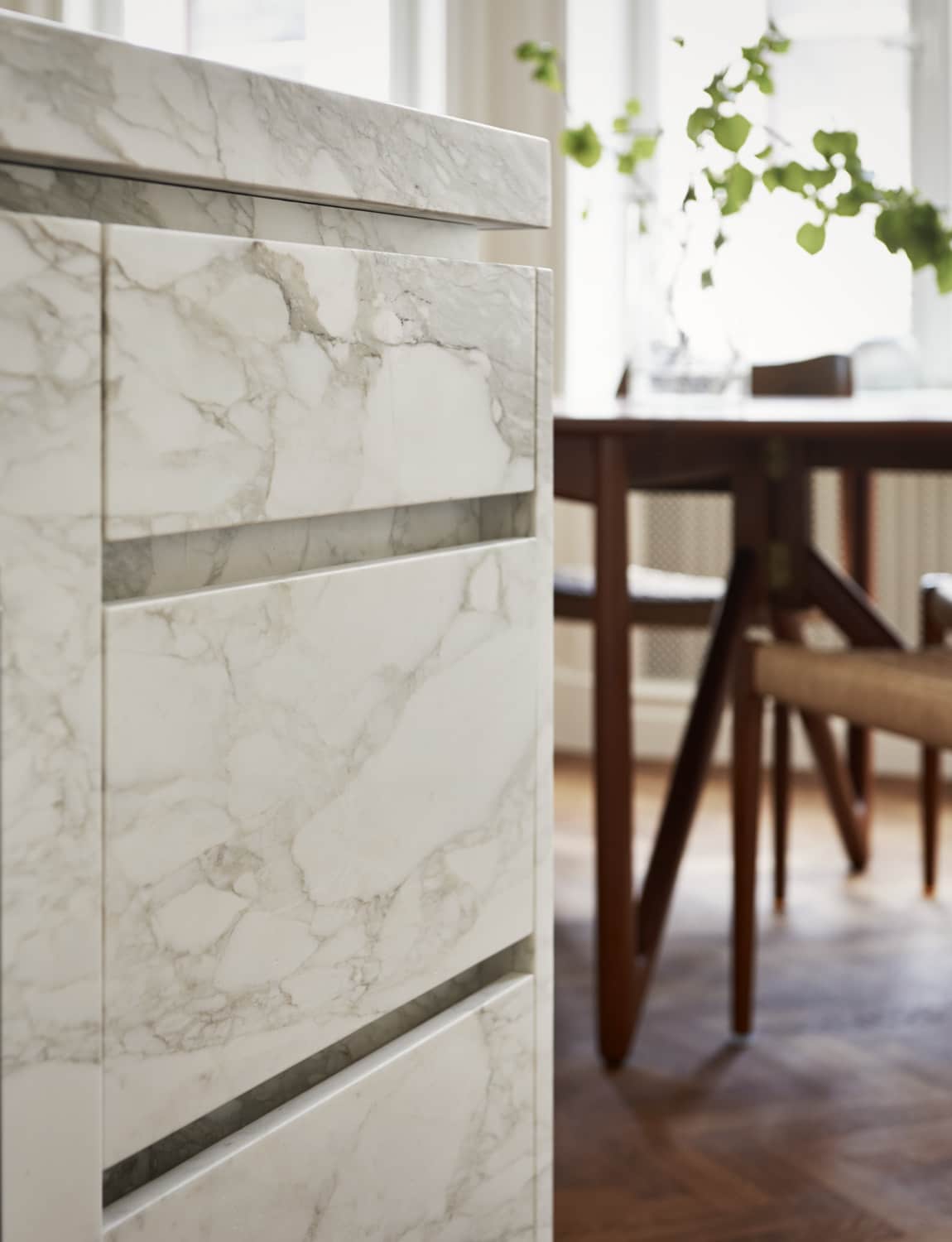 Alt tag for Dreamy_Neutral_Apartment_Joanna_Laven_Marble_Detailing