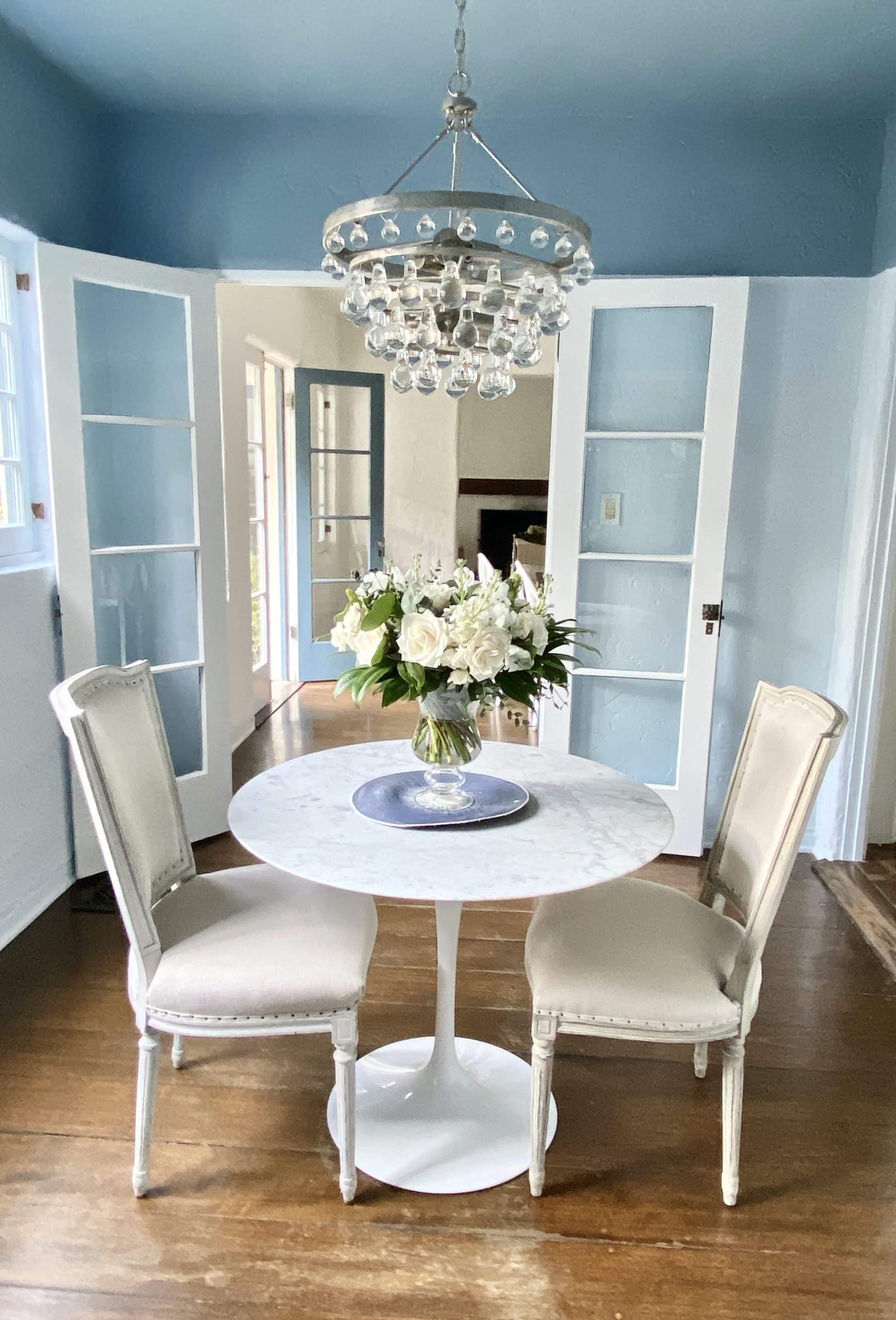 Alt tag for pretty-flowers-blue-dining-room-crystal-chandelier-white-roses-cococozy