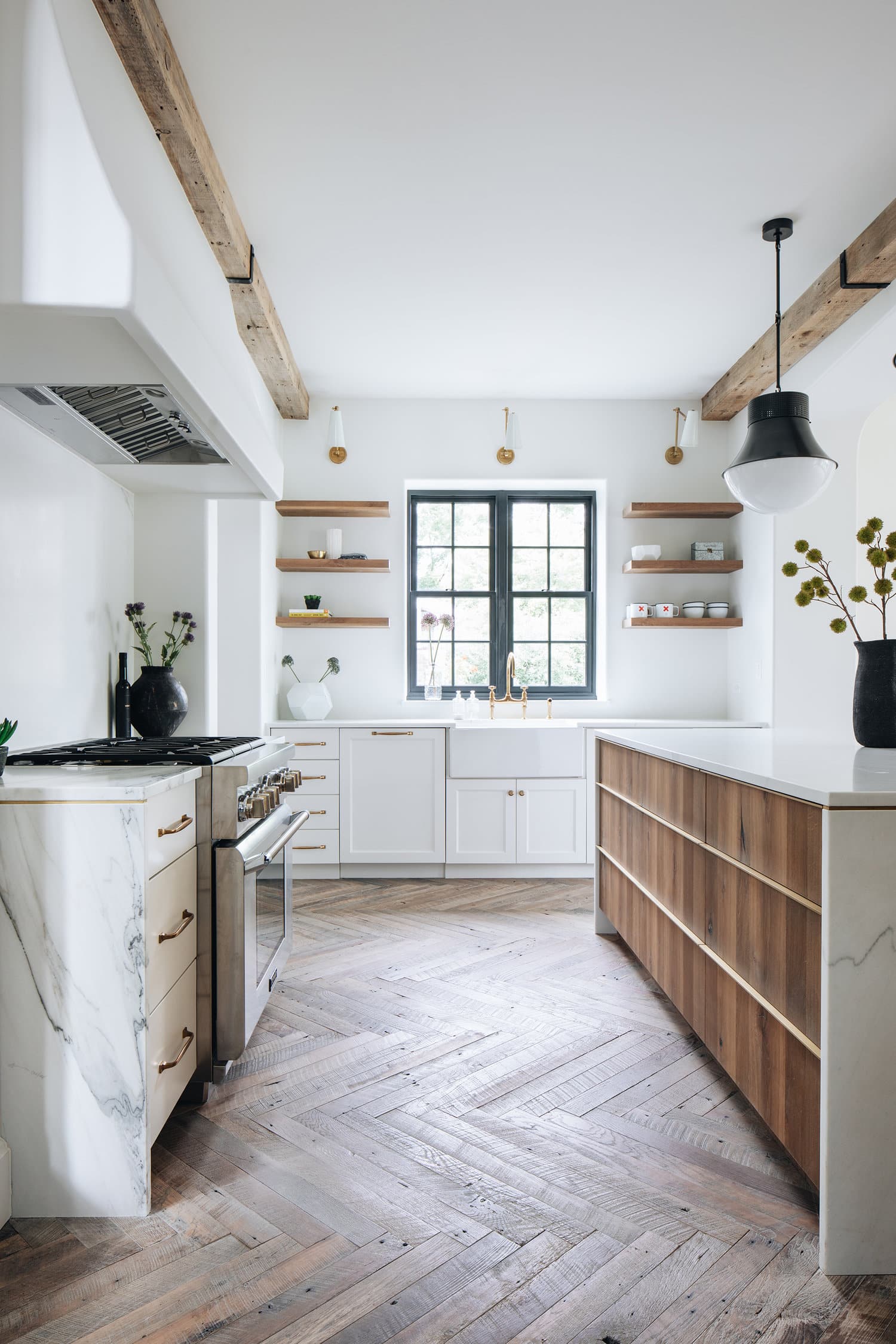 Luxurious+Neutral+Kitchen+with+a+Rustic+Twist
