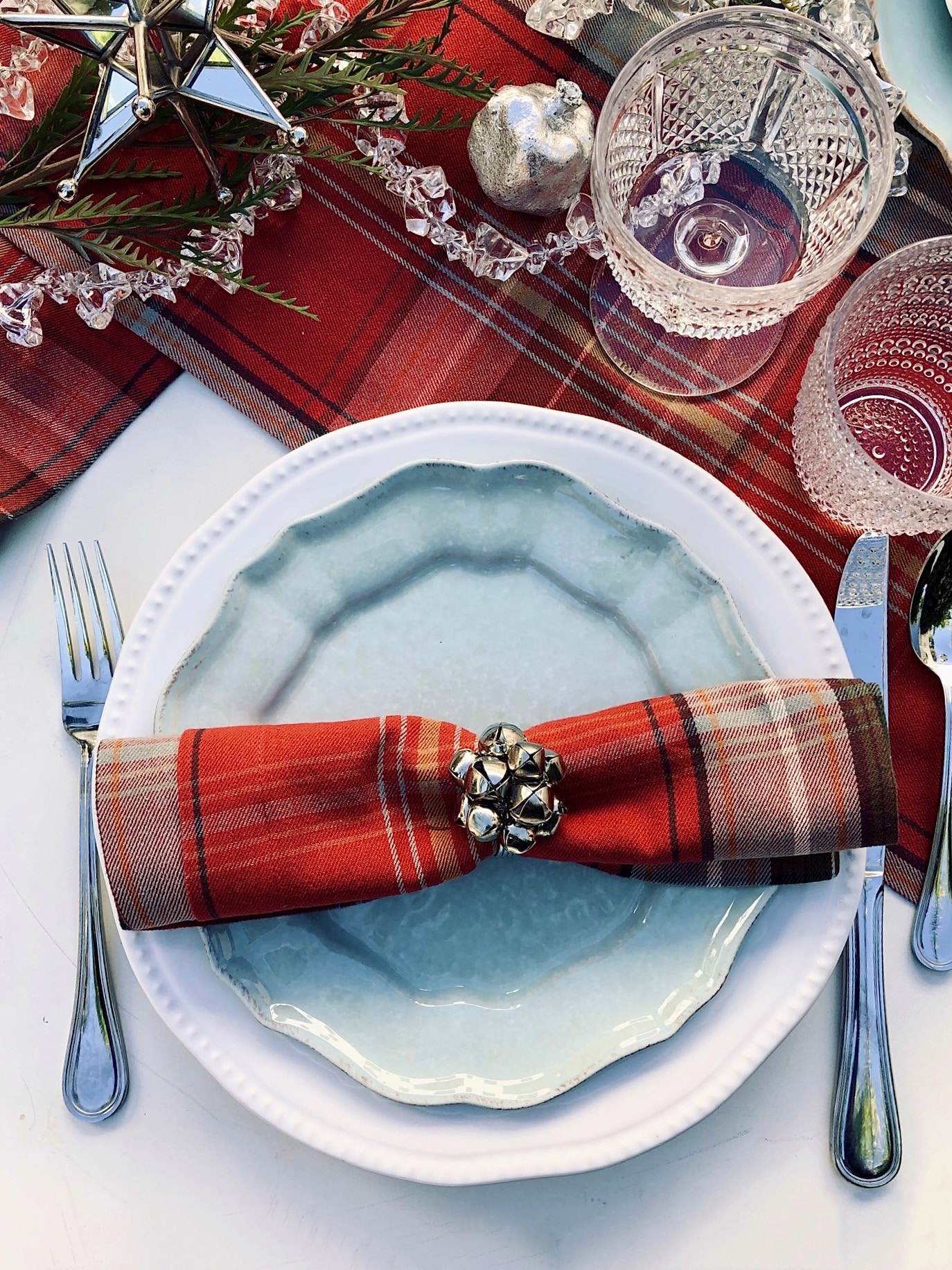 Alt tag for christmas-holiday-table-setting-festive-napkins-christmas-california-cococozy1