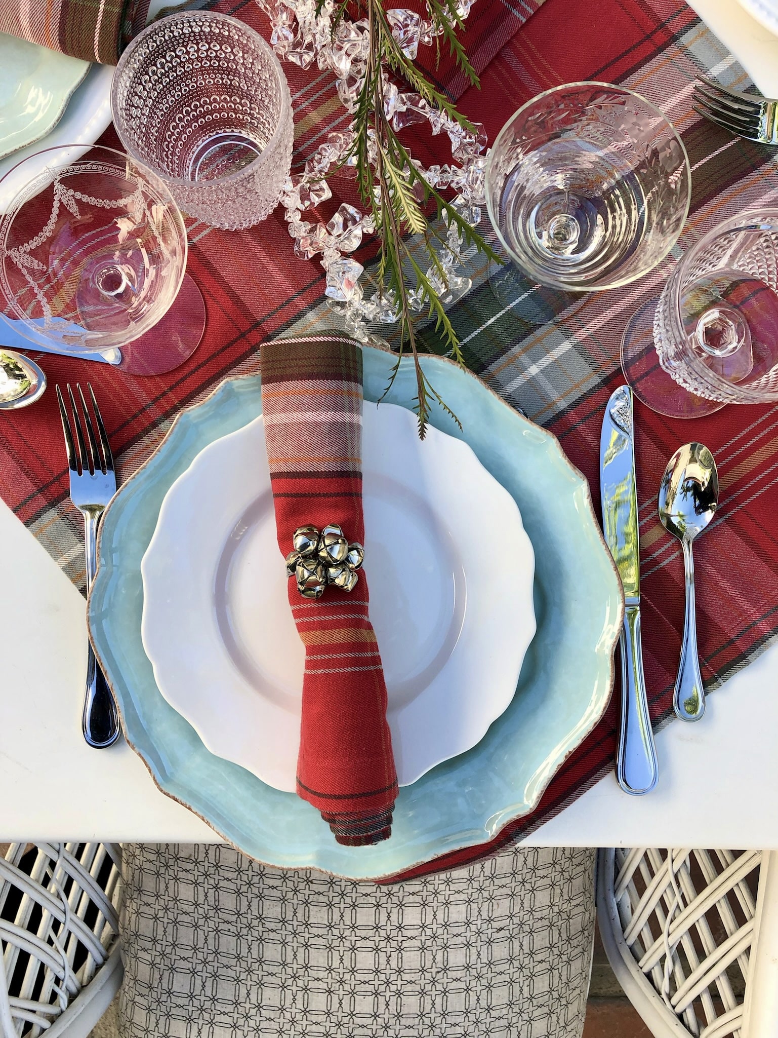 Alt tag for christmas-holiday-table-setting-festive-napkins-christmas-california-cococozy4
