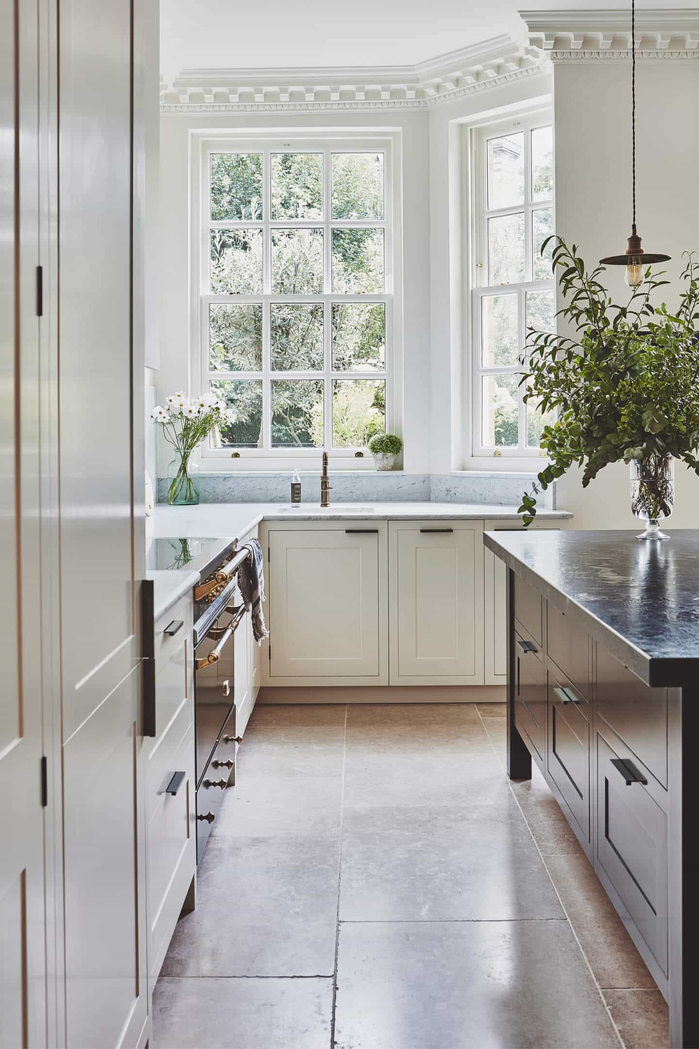 Elegant+London+Kitchen+With+No+Upper+Cabinets+%26%238211%3B+Design+Ideas