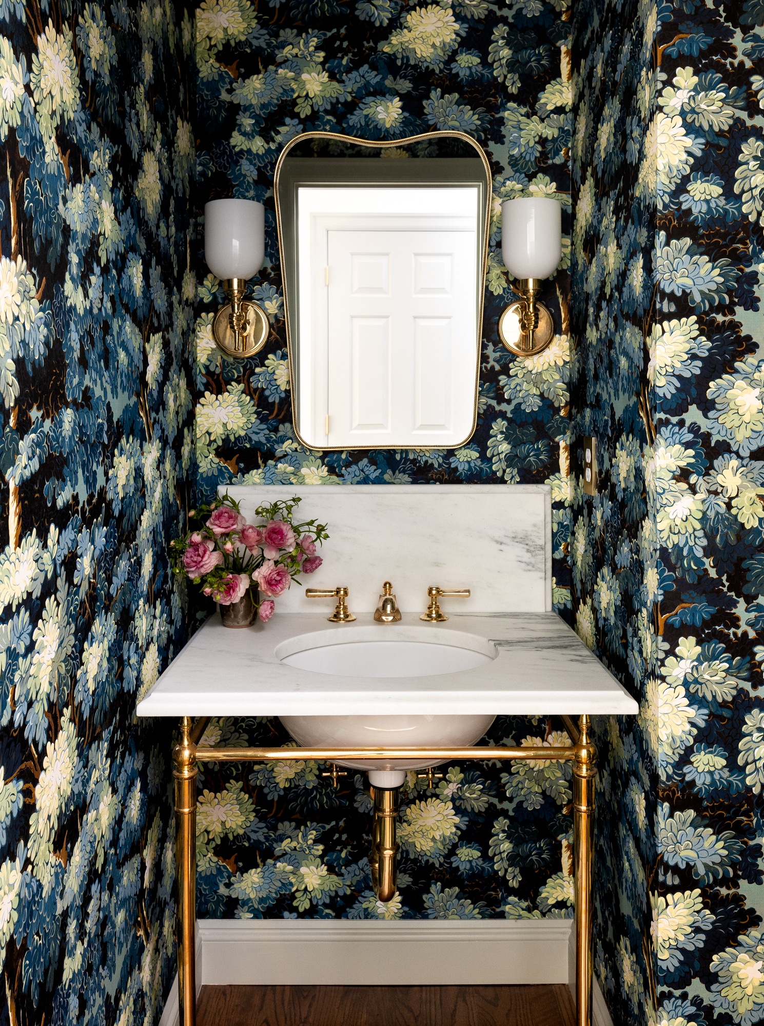 floral-wallpaper-interior-design-power-room-gold-pipe-vanity-bronze-cococozy