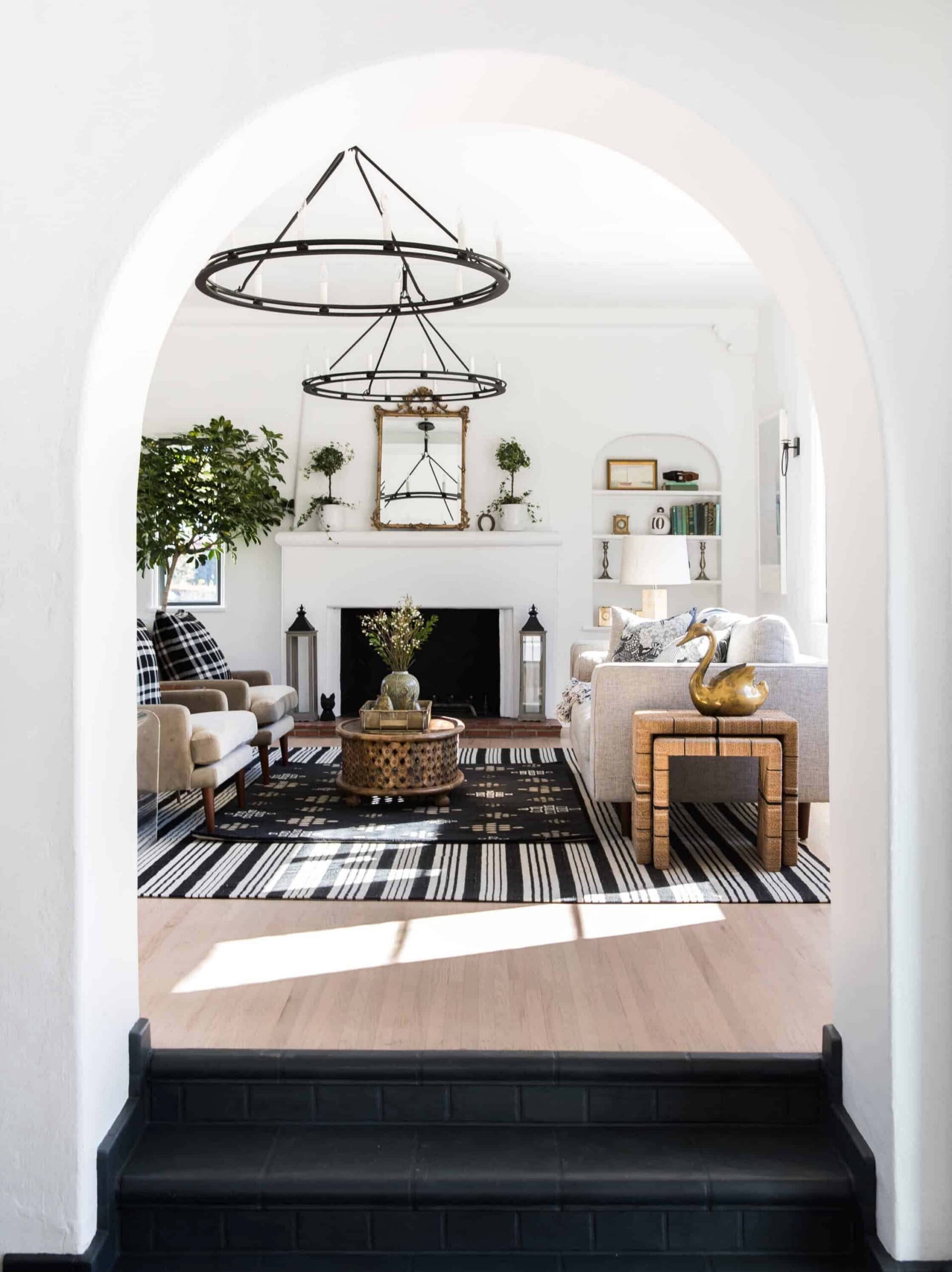 The+Art+of+Styling+Black+and+White+Home+Decor