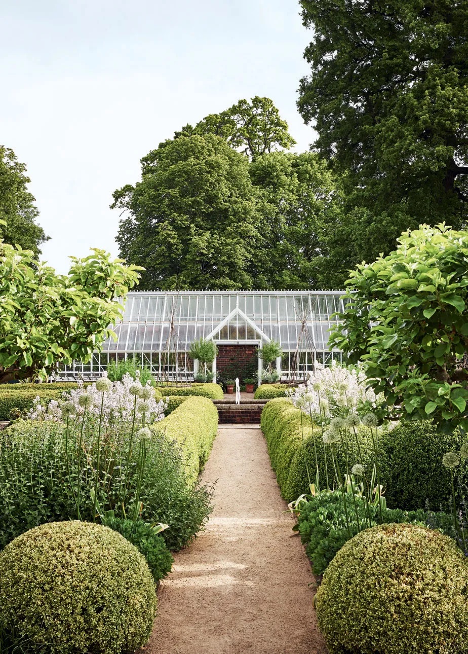 A+Serene+White+And+Green+Country+Garden+in+South+East+England