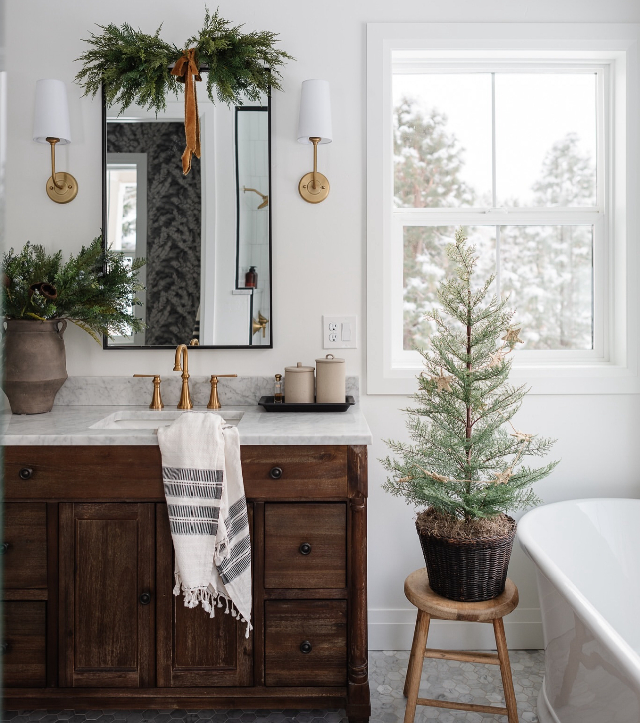 bathroom holiday decor