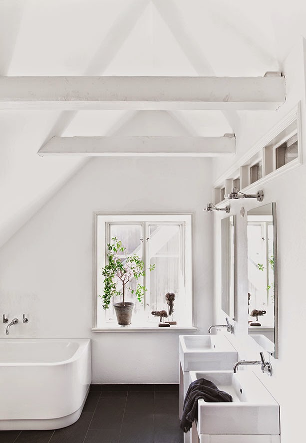 White bathroom with black tile floor in Jenny Hjalmarsson Boldsen's home