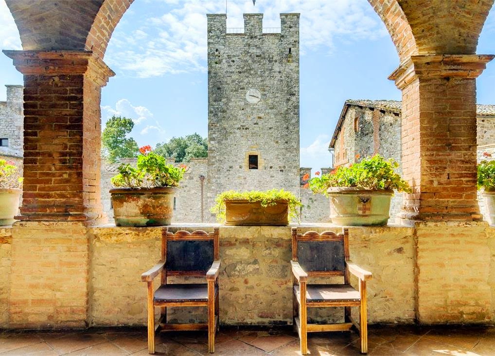 Sitting area in Castello di Modanella