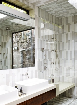 Bathroom with light grey tiles arranged vertically on the walls