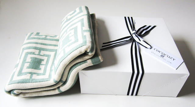 COCOCOZY Logo throw and gift box