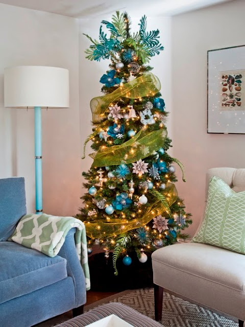 Toujours Magazine's Christmas tree with a COCOCOZY pillow and throw