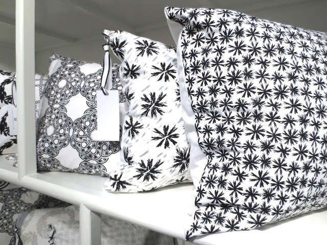 COCOCOZY Light pillows in black and white