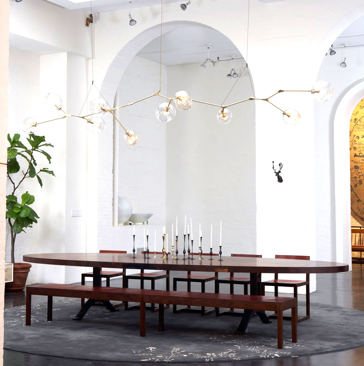 Lindsey Adelman chandelier in a dining room