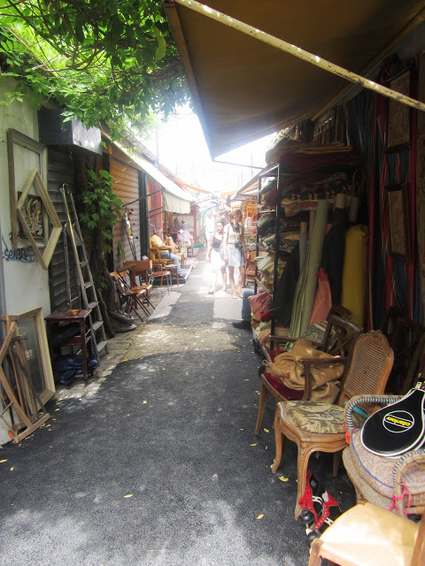 narrow pathways throughout the Paris flea market