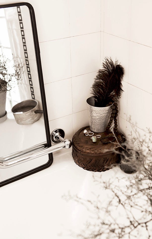Black and white bath with black and brown accents