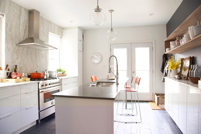 kitchen with marble slab backsplash, black dark quartz counter tops, caesarstone wood floors and a small island