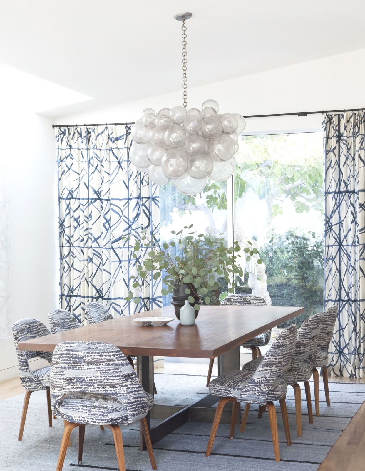 Dining room with a bubble chandelier 