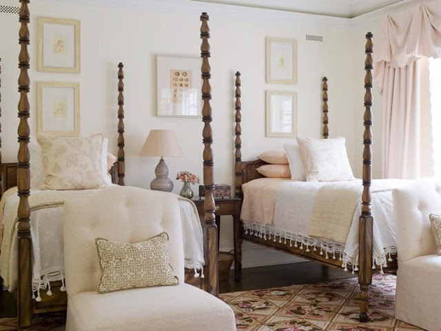 Bedroom with two four poster twin beds