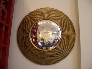 Round mirror in a gold frame in Plantation