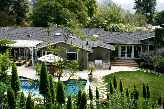 Linda Grasso of Shesez's California hillside home and backyard