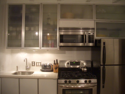 Kitchen after remodel with kea Rubrik White cabinet doors on bottom and Ikea Avsikt doors on top