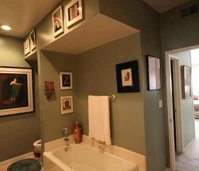 Grey bathroom before The Sunset Team's La Kaza Design's makeovers