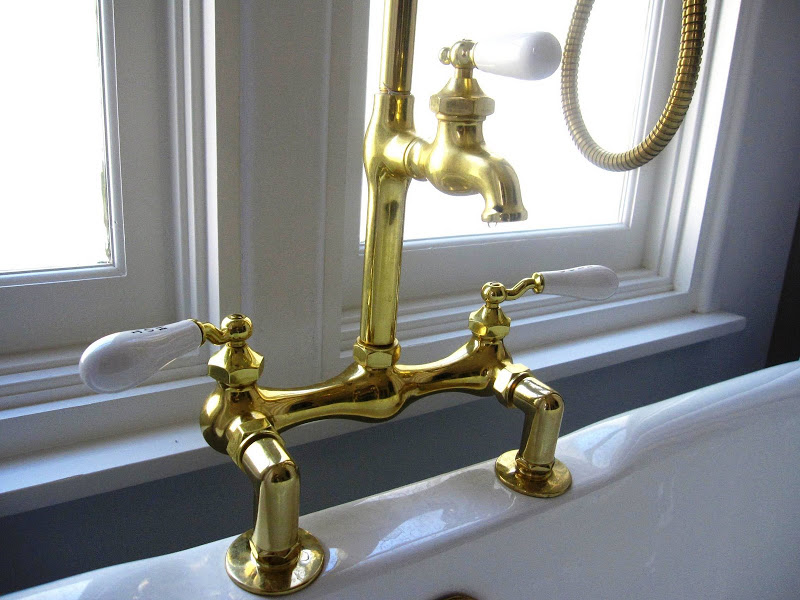 Gold spout and handles in a master bathroom