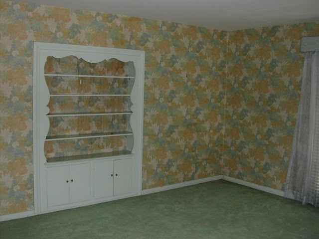 Guest bedroom with yellow and green wallpaper and green carpeting