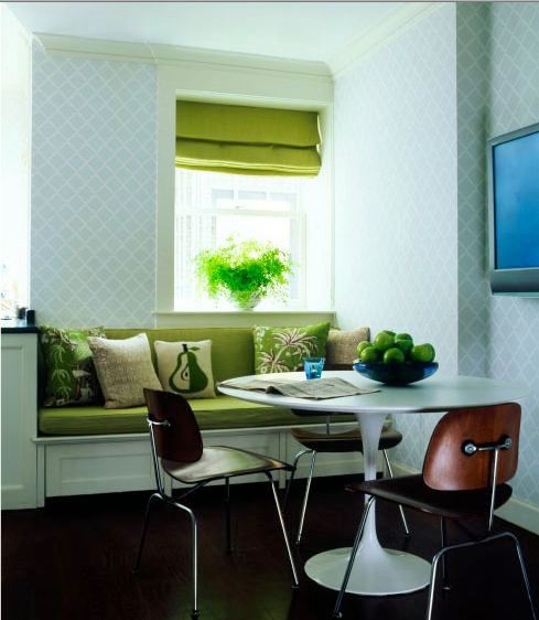 Breakfast nook with diamond patterned soft blue and white wallpaper, a window seat and a classic Saarinen tulip table