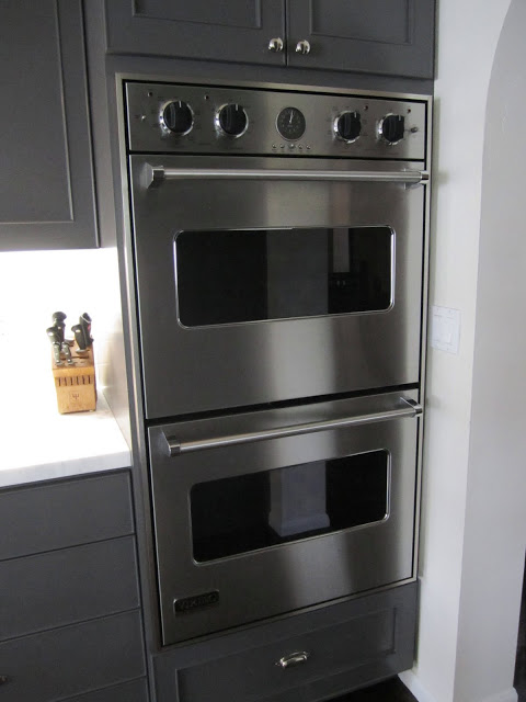 Kitchen with a set of stainless double ovens