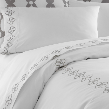 Percale sheets with embroidered trim