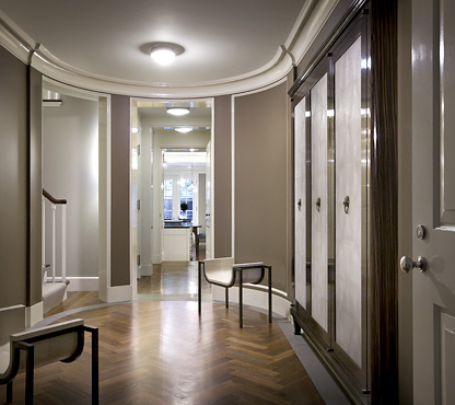 Landing in a New York City brownstone designed by Peter Pennoyer with rounded corners